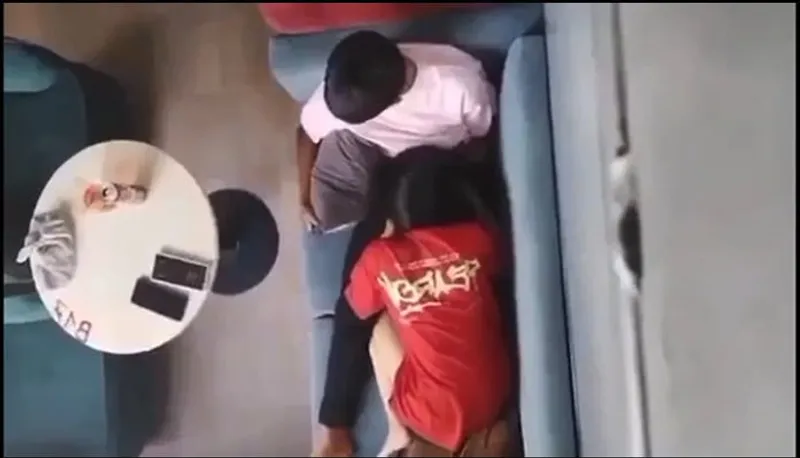 Quay lén nhân tình liếm bú cho em ghệ nơi công cộng