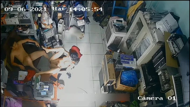 Người vợ chồng yêu làm tình nhau trong của hàng máy tính
